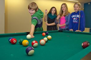 Jugendliche spielen Billiard